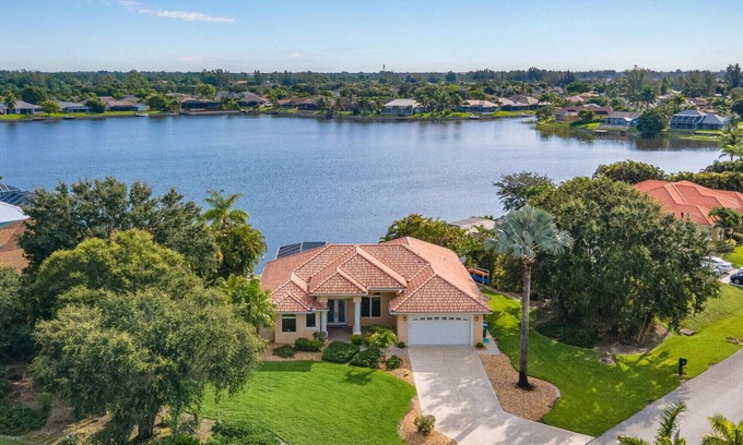 Pelican House | HOT SALE Beautiful Villa Lake View Heated Pool, Spa & Kayak’s🐠 Simply Wonderful!