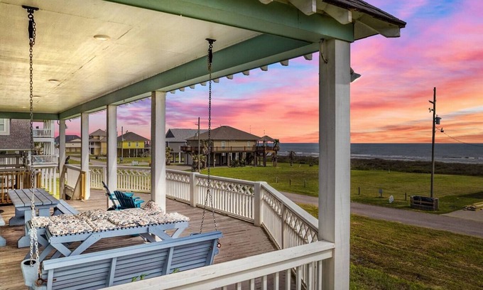 Port Bolivar Cottage | Hot Tub! | Beach View | King Beds | Nov Specials