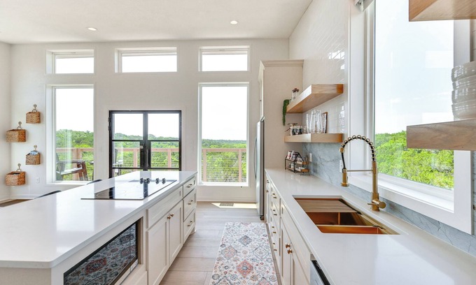 Valley Mills Cottage | Hot Tub & Valley Views: Hidden Gem in Texas