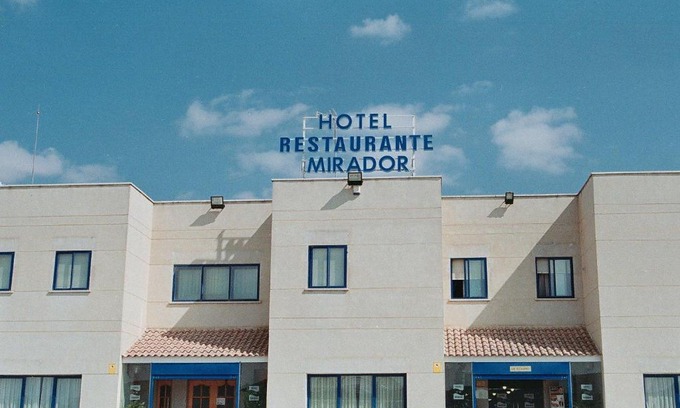 Velilla de San Antonio Hotel | Hotel Mirador