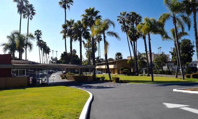 Lincoln Acres Hotel | Hotel Palmeras Chula Vista