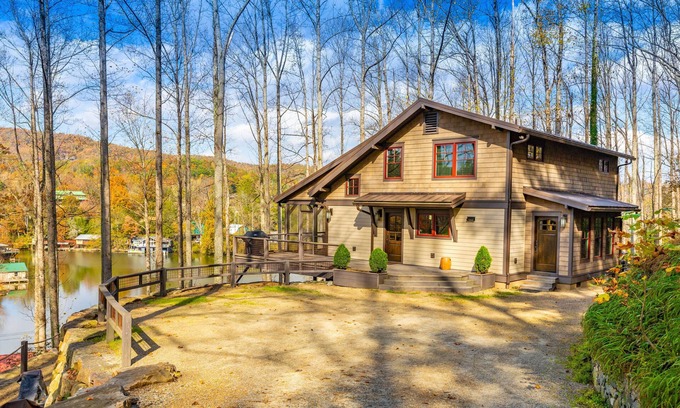 Tuxedo House | House & Boathouse