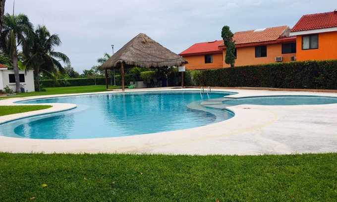 Punta Cancun Villa | House buganvilias in hotel zone Cancún, with pool