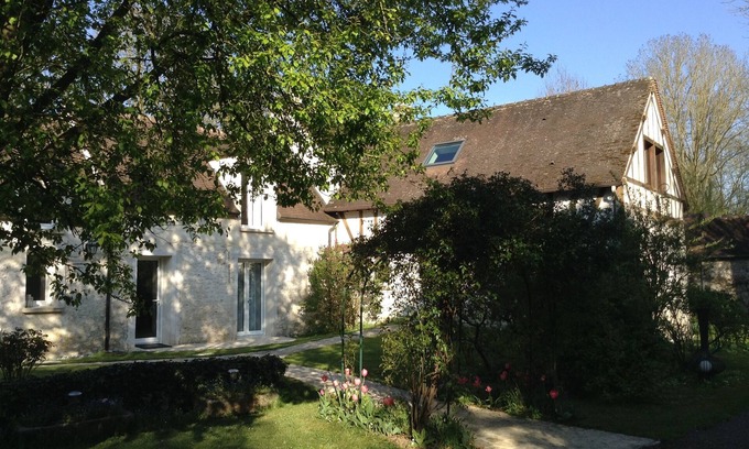 Varennes-Jarcy House | House by the river.