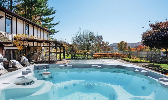 New Preston House | House Nestled Bet Vineyards/Pool, Sauna and Spa
