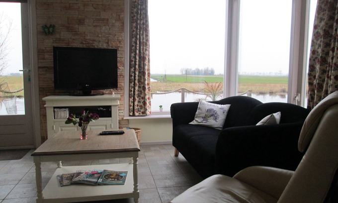 Broek in Waterland Cottage | House, with great views over water and farmland, 10 min to Amsterdam