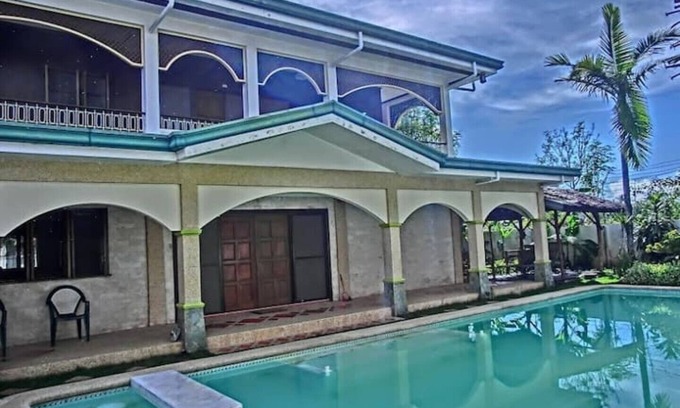 Lapu-Lapu House | House with private pool and extensive garden