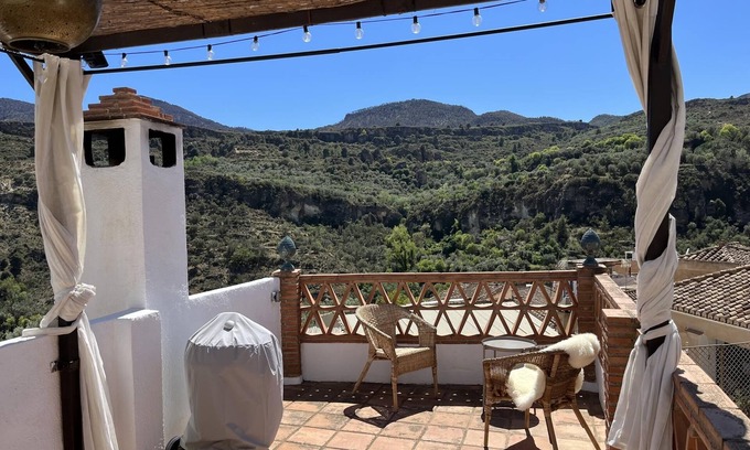 Albunuelas Villa | House with terrace and great views
