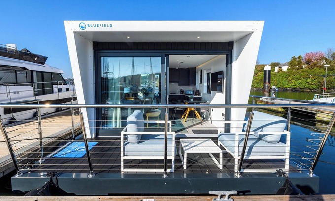 Kinsale Boat Rental | Houseboat at Castlepark Marina, KinsalenUnique on the water living experience
