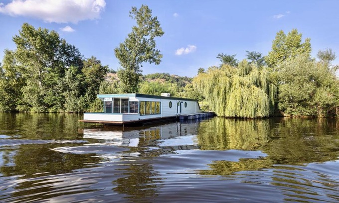 Holesovice Boat Rental | Houseboat - best place in Prague