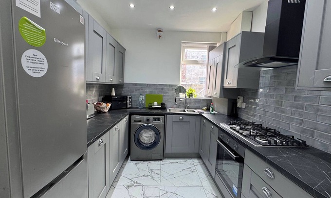Belle Vue House | Housesleeps9-patio-parking-familyok