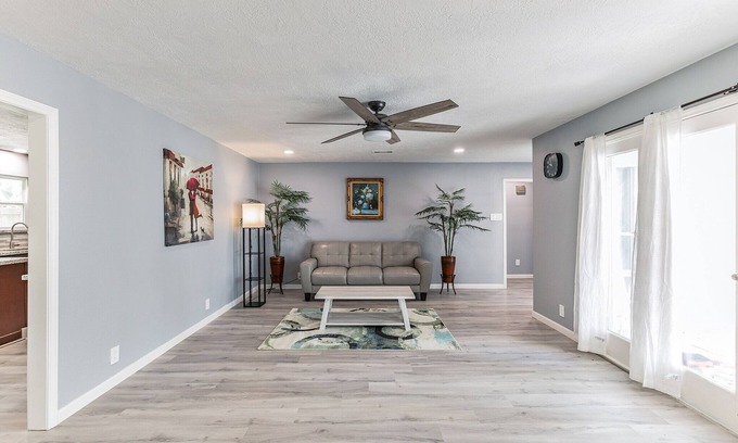 Woodlake - Briar Meadow House | Houston Galleria Executive Home - 5 minutes to Galleria Mall.