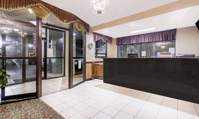 Perry Hotel | Howard Johnson by Wyndham Perry GA