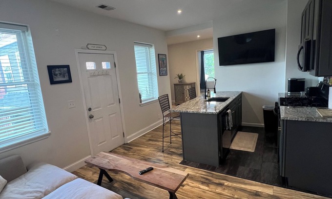 Butchertown Apartment | Huge 2-bedroom apartment with 500 Mbps WiFi, full kitchen, AC/Heat, and sleeps 7