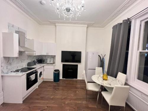 Chiswick Riverside Apartment | Iconic One Bed Apartment in Chiswick