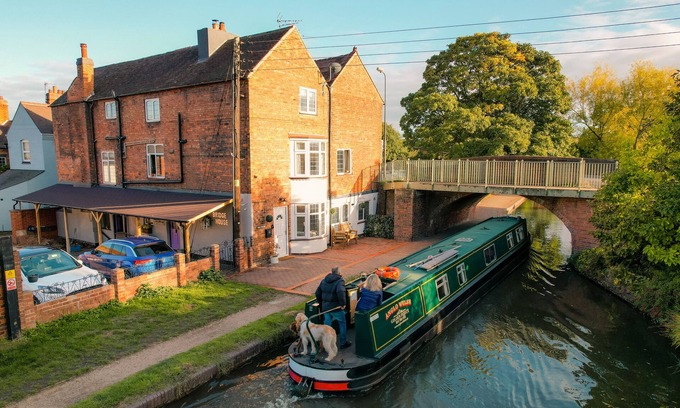 Hopwas Cottage | Idyllic 2 bedroom Canal facing Cottage in Hopwas