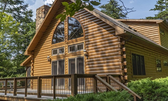 Huntingdon Cabin | If you are ready to travel and relax look no further, sports court on site!