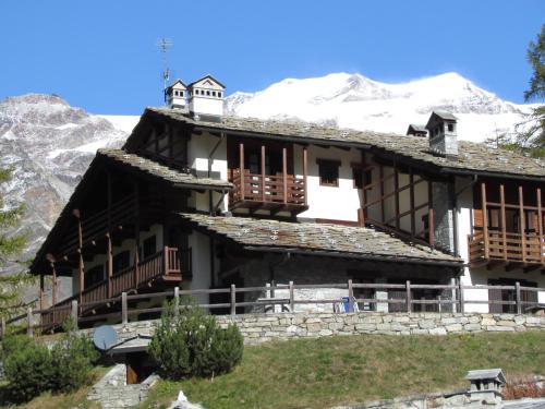 Gressoney-la-Trinite Apartment | Il Piccolo Residence