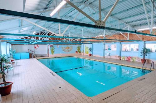 Scurlage House | Immaculate Gower Getaway with Pool & Facilities