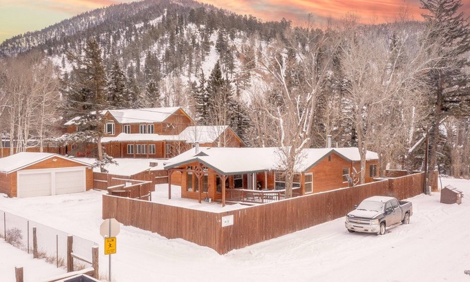 Red River Cabin | In Town-Red River3Bed3Bath, In Town of Red River 3Bed 3Bath