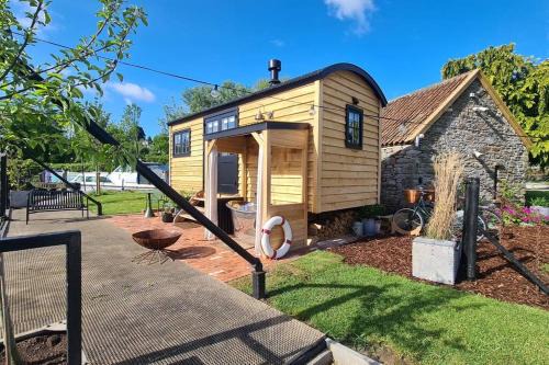 Saltford Apartment | Island Hut - Outdoor bath tub, firepit and water equipment