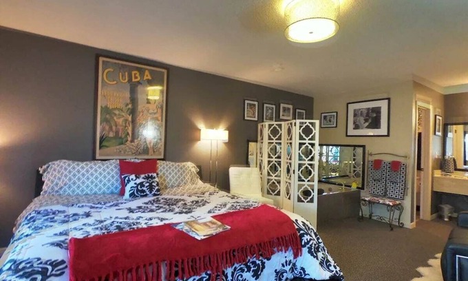 Eureka Springs Historic District Hotel | Jacuzzi Suite 204 at Tradewinds