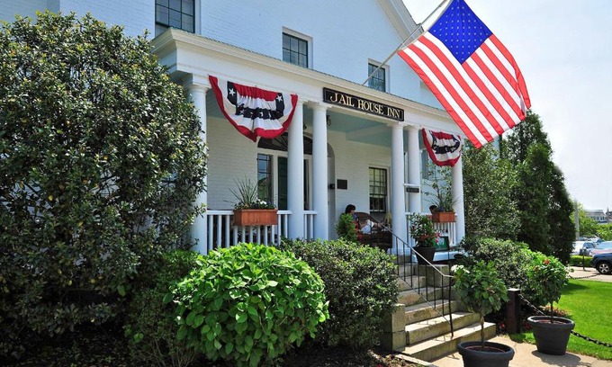 Newport Hotel | Jailhouse Inn