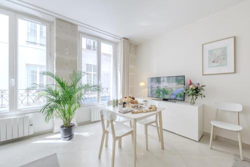 Les Halles Apartment | Jardin Saint Honoré Apartments