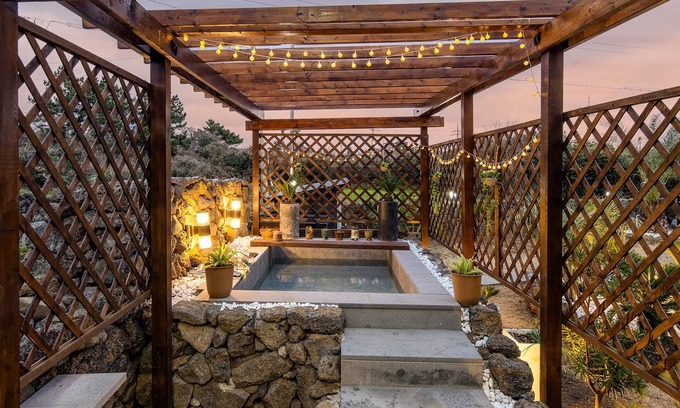 Hallim House | Jeju Stay Rowoon Dockchae Pension