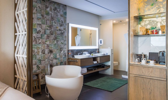 Puerto Juarez Hotel | Junior Ocean View Suite with Balcony & Soaking Tub