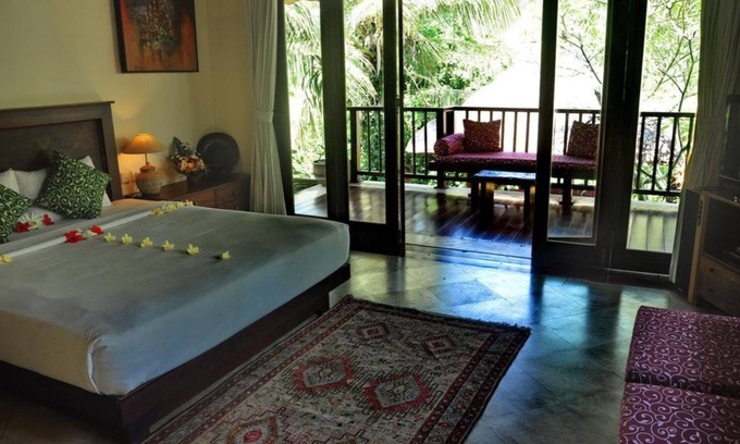 Celuk House | Junior Suite room in Sukawati, surrounded by lush gardens