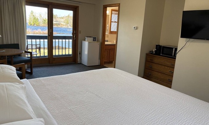 Greenville Junction House | Juniper Motel -Waterfront- King Bed w/Jacuzzi