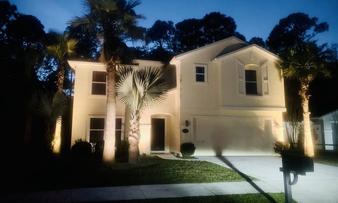 Northside House | Karla’s Enchanted View. 3 BR, 2.5 Bath, Gym, Pool Tbl, 13 Min to JIA. Sleeps 6