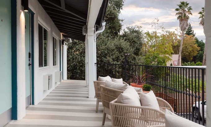 Ventura House | Kasa Palo Alto | Family Friendly, King Room with Workspace & Extra Full Bed