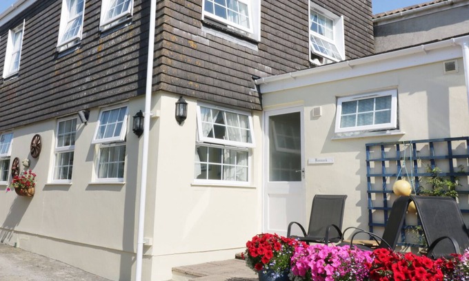 Mullion House | KENNACK, family friendly, with a garden in Mullion