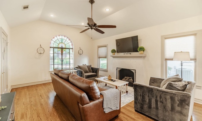 Kessler House | Kessler Park Bungalow - Walking distance to Bishop Arts District
