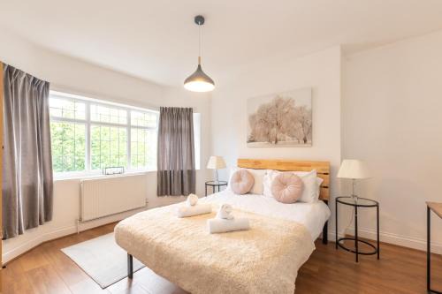 Moffat House | KGV Stays - Serenity House 3 bedroom near to the hospital with parking