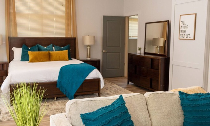 NoDa Condo | King Bed Condo in Walkable Neighborhood w/Desk & WIFI