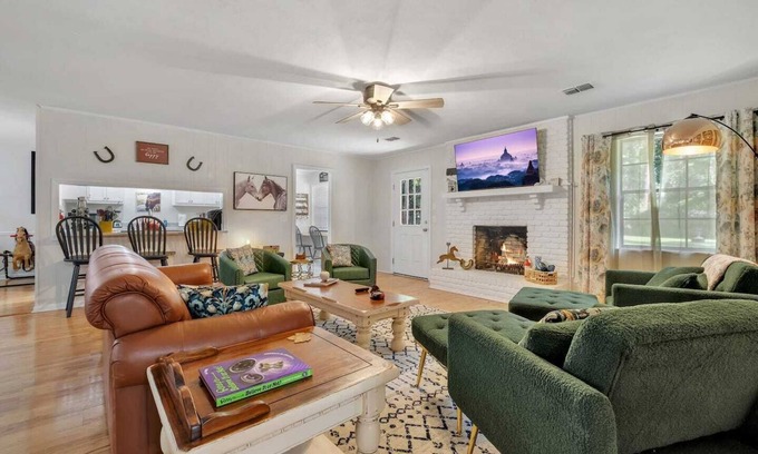 Tallahassee House | King Bed-Pets -Quiet-Huge fence Yrd