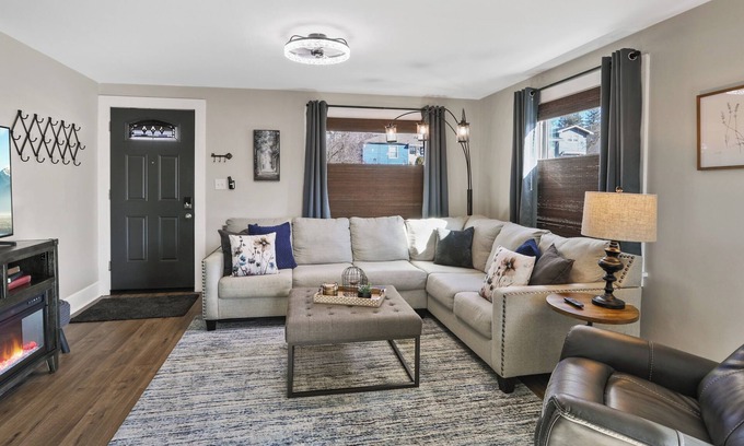 Spokane House | KING BEDS! Comfy/Spacious home near Audubon Park