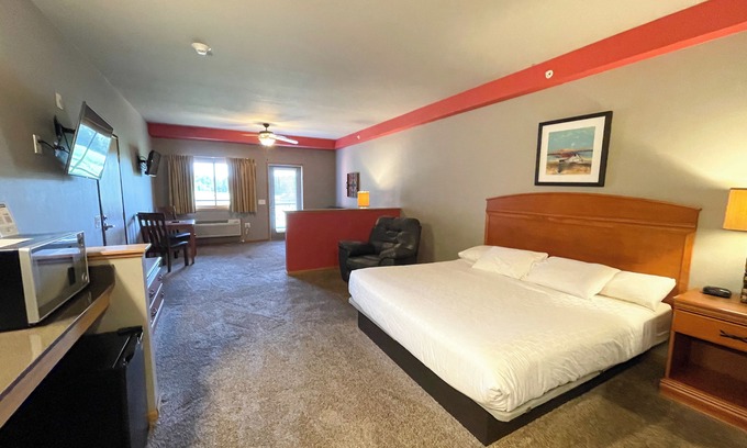 Spring Brook Hotel | King Hotel Room @ Spring Brook Resort