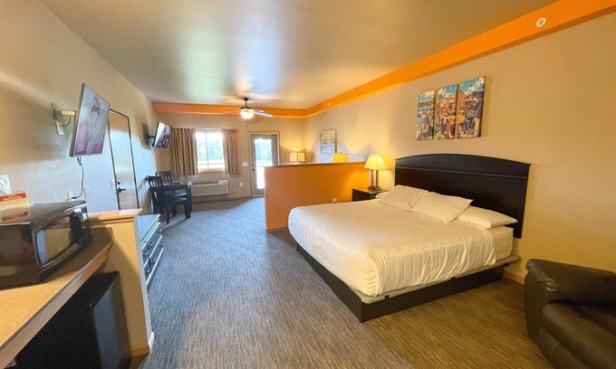 Spring Brook Hotel | King Hotel Room @ Spring Brook Resort