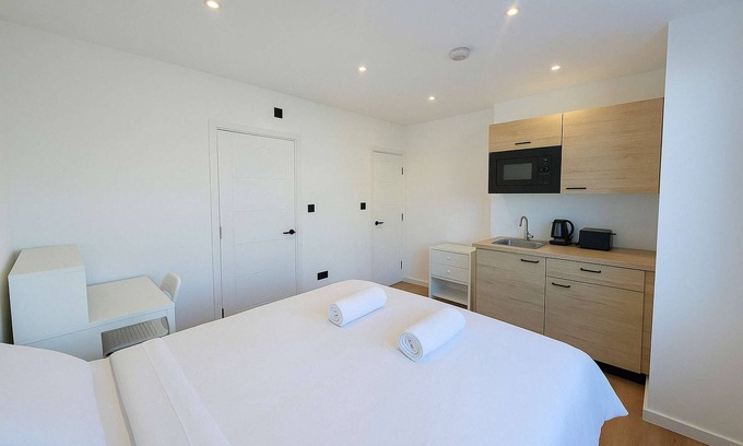 Shepherd's Bush Apartment | King Studio Flat | Private Bathroom & Kitchenette