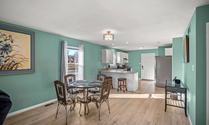 Topeka House | Kings Cottage 4 bed/3 full bath central Topeka