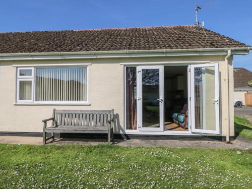 Scurlage House | Kites - 52 Gower Holiday Village