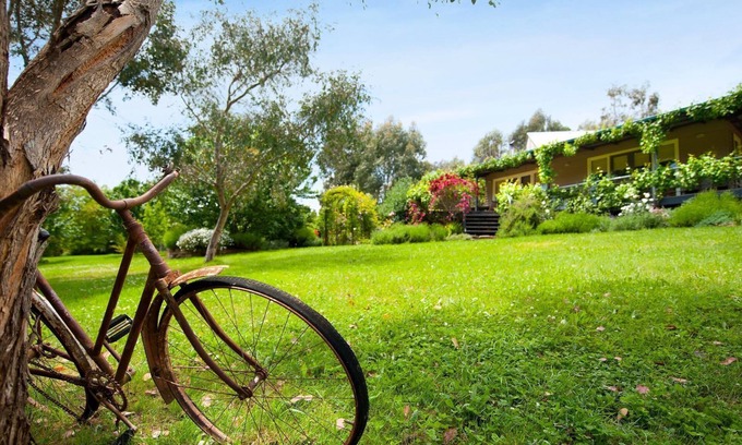 Hepburn House | Kookaburra Ridge - beautiful home set on a 1.6 acre garden with fireplace & spa