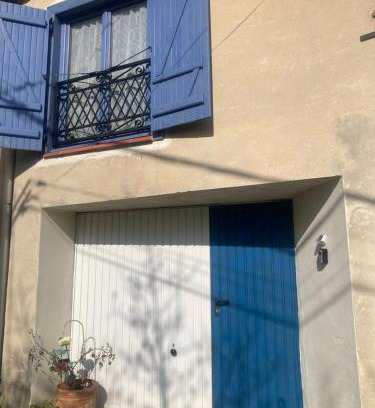 Montreal Apartment | "L'Echapée Belle" Maison de village climatisée de 45m2 à proximité de Carcassonne,1 chbre à l'étage vue panoramique sur les pyrénées, cuisine équipée,1Salon,1 sdb, Wifi, Parking gratuit, Netflix,Canal sat, Fauteuil massant