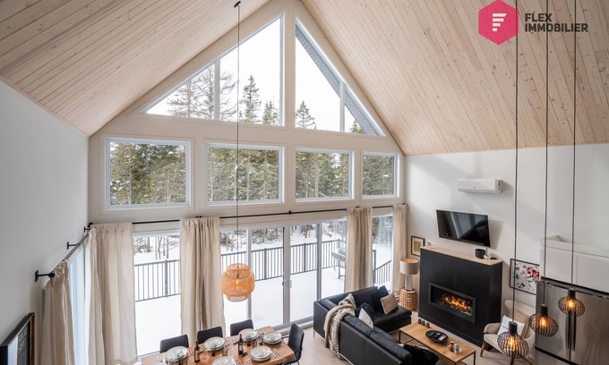 Shannon Ski Chalet | La Casa de Campo | Luxury, Comfort & Private hot tub near Quebec