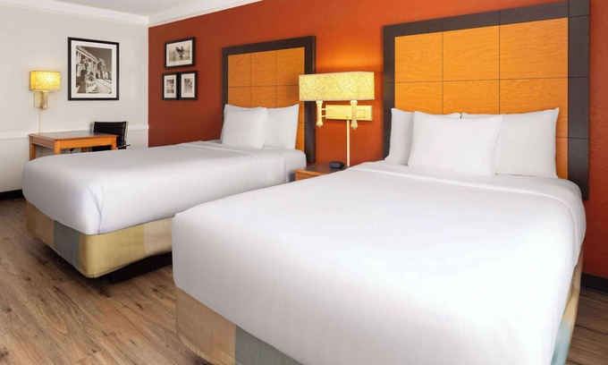 Moon Township Hotel | La Quinta Inn by Wyndham Pittsburgh Airport