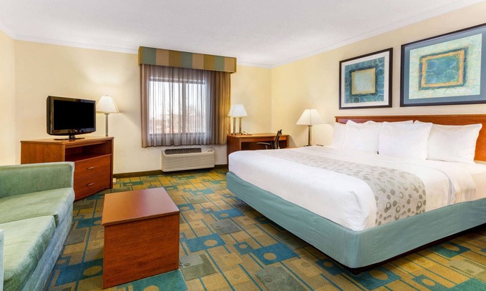 Willowbrook Hotel | La Quinta Inn by Wyndham Chicago Willowbrook